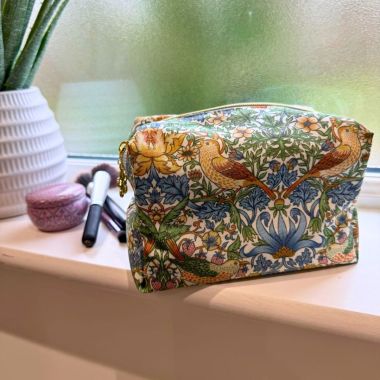 William Morris Strawberry Thief Blanc Water Repellent Lined Wash/Make Up Bag